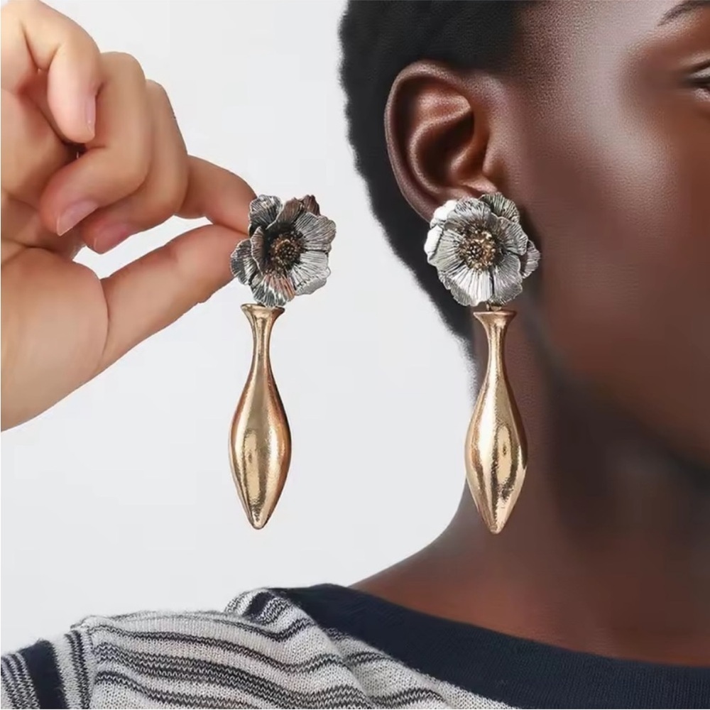 Atelier Two-Tone Floral Gold Earrings - Picture 6 of 7